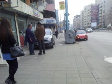 Наглец си присвои тротоар и се хвана на раздумка