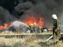 Бали с боклуци горят в завод "Химик", четвърт от пожара е погасен