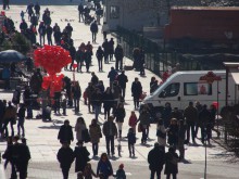 Главната почервеня от стотици алени сърца