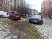 Наглец окупира тротоар в "Тракия"