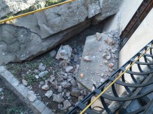Дувар падна върху две къщи в Пловдив, по чудо няма пострадали