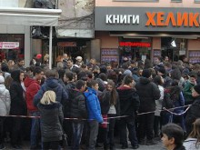 Чудо: Младежи заформиха огромна опашка пред книжарница в Пловдив!