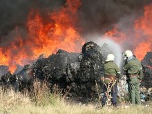 Пожарът в "Химик" загасен, огнеборци дежурят за тлеещи огнища