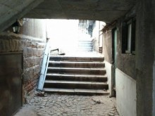 Евакуираха собственичка на засегната къща от падналата подпорна стена