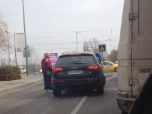 Натокана руса дама остави без думи шофьори с невъобразима маневра!