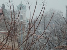 Сняг на парцали вали над Пловдив