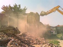 Събориха опасни сгради в училищен двор 