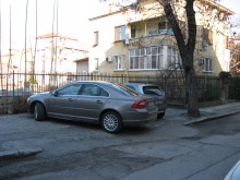 Паркинг, изграден върху тротоар на ул."Съгласие"