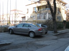 Поредният паркинг, разположен върху тротоар
