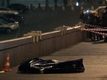 Следствието проверява най-малко пет версии за убийството на Борис Немцов
