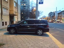 Паркиране по тротоара на бул. "Шести септември"