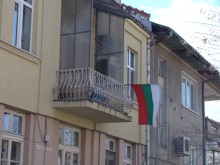 Пловдивчани закачиха трибагреници на къщите си