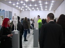 Ученици от НХГ "Цанко Лавренов" с изложба в "Ромфея" 