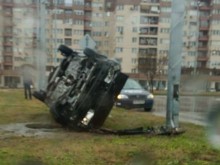 "Опел" направи зрелищна каскада в дъжда на кръгово кръстовище в "Тракия"