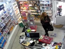 Жена краде ловко от аптека в центъра на Пловдив, камера я засне!