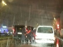 Полицаи щурмуваха автомобил на пловдивски булевард тази вечер