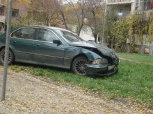 25-годишен с БМВ отсече дърво в Кючука
