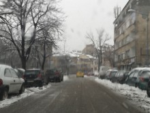 Мартенският сняг усили, задава се тежка нощ преди празника на дамите