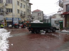 Камиони, натоварени със сняг, блокираха част от центъра на Пловдив