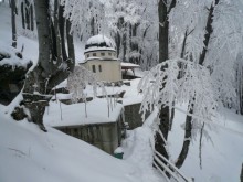 Пожарната опитва да стигне до тримата, блокирани на Кръстова гора