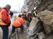 Отново влак се блъсна в паднали скали