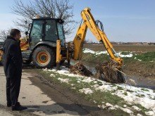 Почистват 10 километра отводнителни канали в района на Съединение