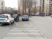 Пешеходна пътека до "Кауфланд" стана паркинг