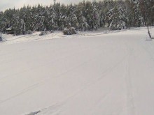 Още сняг натрупа на хижа "Здравец", снегорините се чупят