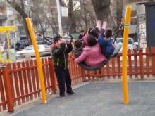 Майка на деца от люлката заплашва, вместо да се извини. Вижте реакцията й