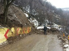 Свлачище отново затвори пътя между Асеновград и Лясково