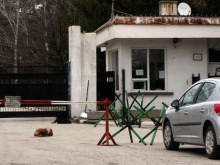 Пенсионери пазят бъдещия център на НАТО у нас