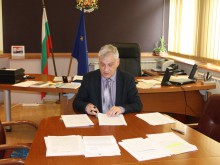 Областният управител подписа първите 4 договора за саниране