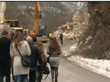 Продължава разчистването на пътя Асеновград-Смолян