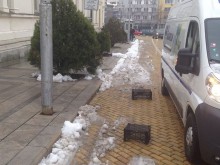 Депутати пазят паркоместа с щайги