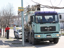 Бетоновоз и лек автомобил катастрофираха на надлез "Родопи"