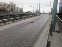 15-сантиметрова дупка коварно дебне шофьорите на Бетонния мост