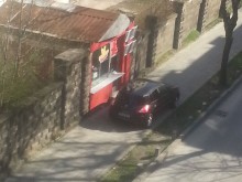 Млада дама паркира на сантиметри от входа на баничарница от мързел
