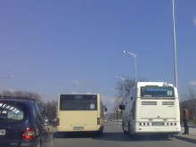 Автобуси опасно превземат дясната лента на бул. "България"