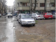 Ето ги поредните "хубавци", накацали по тротоари