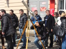 Ето как пловдивчани наблюдават слънчевото затъмнение през телескоп