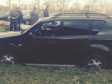 Хитрец затъна в градинка в "Тракия" след безумна маневра, не може да изкара джипа си!