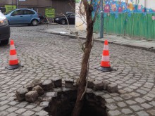 Внимавайте да не паднете в тази дупка, оправят я утре!