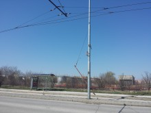 Тролейбусни жици паднаха на метри от спирка в Пловдив!