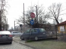 Прелезът на "Пещерско шосе" стана паркинг