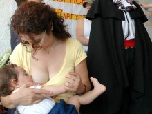 Забраниха на жена да кърми в мол, тя завежда дело за дискриминация