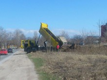 Читател: Законно ли се изхвърлят строителни отпадъци до гробищата в "Южен"?
