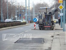 Вече оправят вдлъбнатините по бул. "Шести септември"
