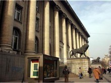 Адвокат отказа проверка на входа на Съдебната палата, хвана охранител за гушата