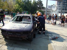 Обучават пожарникарите как да реагират при катастрофи