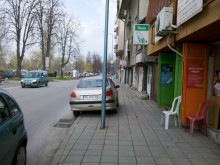 Нагло паркиране на тротоар пред погледа на служители от "Синя зона"